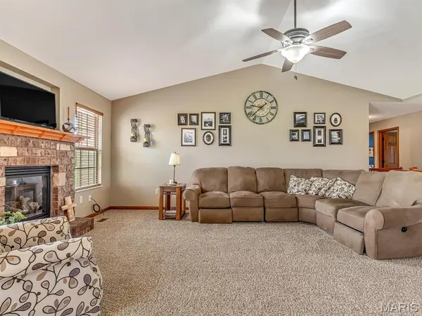 4009 Autumn Oak DR, Smithton, IL 62285