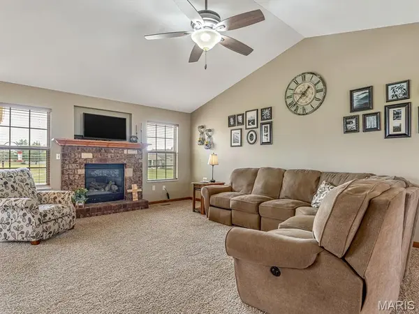 4009 Autumn Oak DR, Smithton, IL 62285