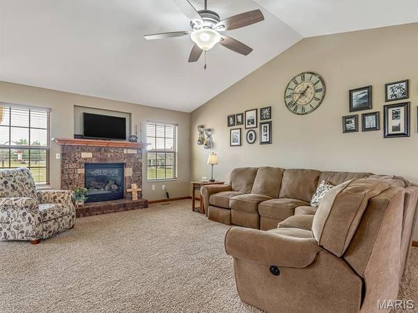 4009 Autumn Oak DR, Smithton, IL 62285