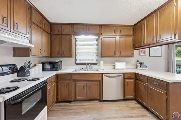 3718 SE Long ST, Topeka, KS 66609