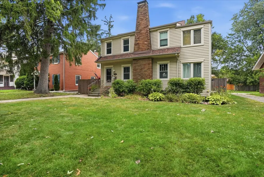 2014 E Jackson ST, Bloomington, IL 61701