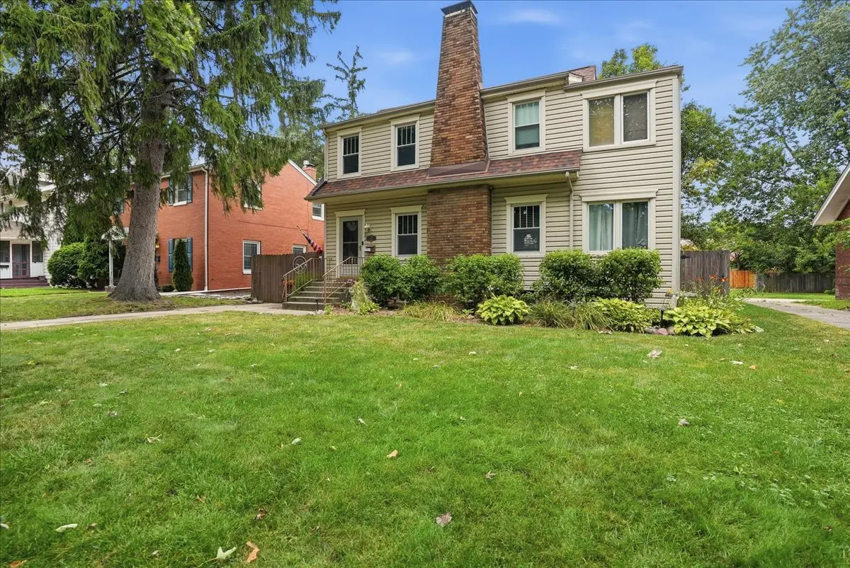 2014 E Jackson ST, Bloomington, IL 61701