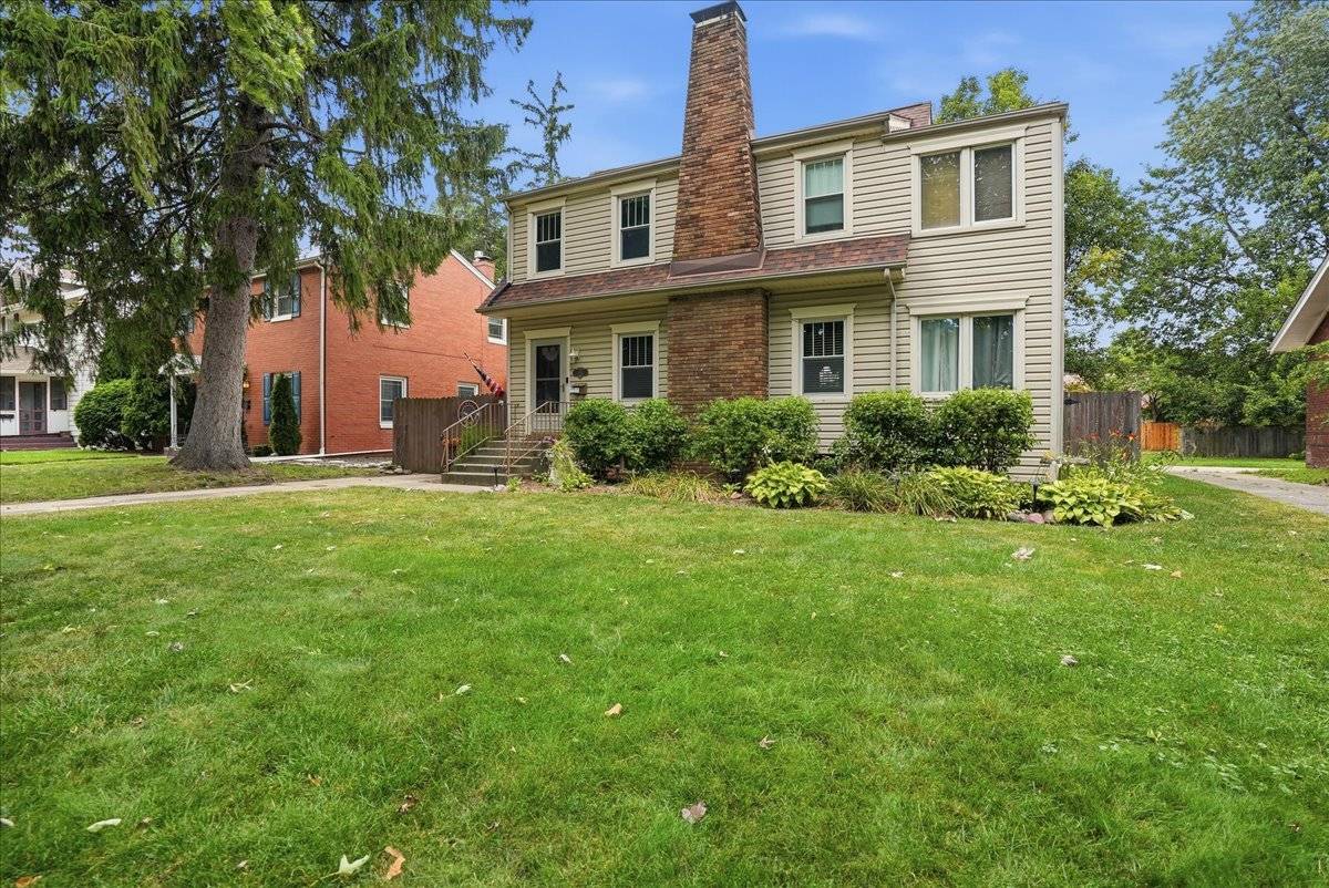 2014 E Jackson ST, Bloomington, IL 61701