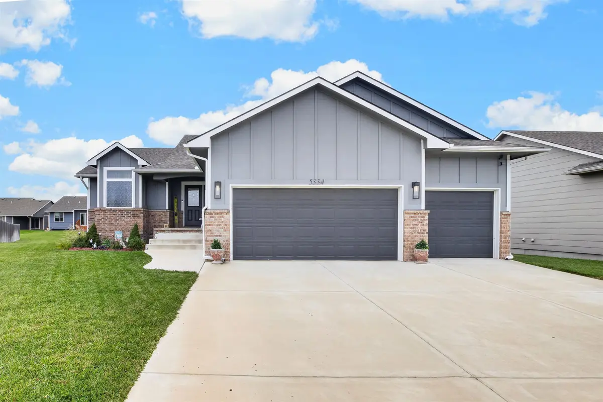 5334 N Pebblecreek St, Bel Aire, KS 67226
