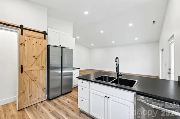 60 Pearl ST, Black Mountain, NC 28711