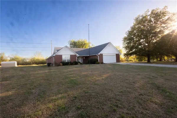 914 McBean LN, Coffeyville, KS 67337