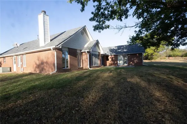 914 McBean LN, Coffeyville, KS 67337