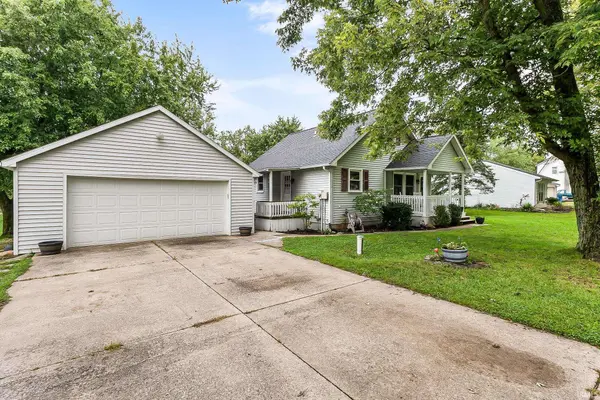 15205 Auburn RD, Fort Wayne, IN 46845