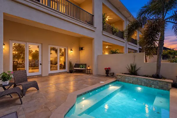 1008 PASEO DEL RIO NE, St Petersburg, FL 33702
