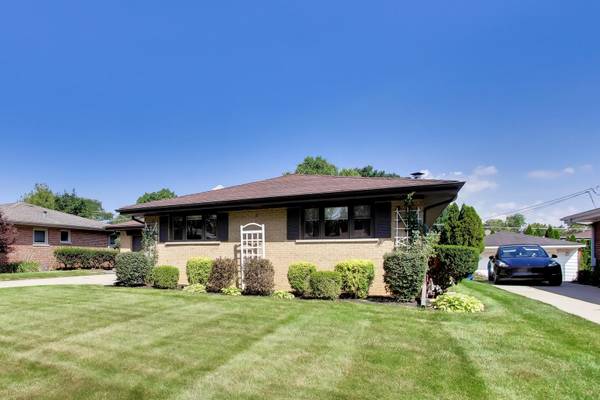 704 W Lonnquist BLVD, Mount Prospect, IL 60056