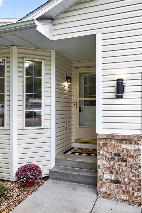 8002 Marsh Run CT, Rockford, MN 55373