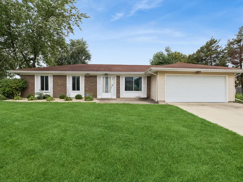 154 Stonehurst DR, Elgin, IL 60120