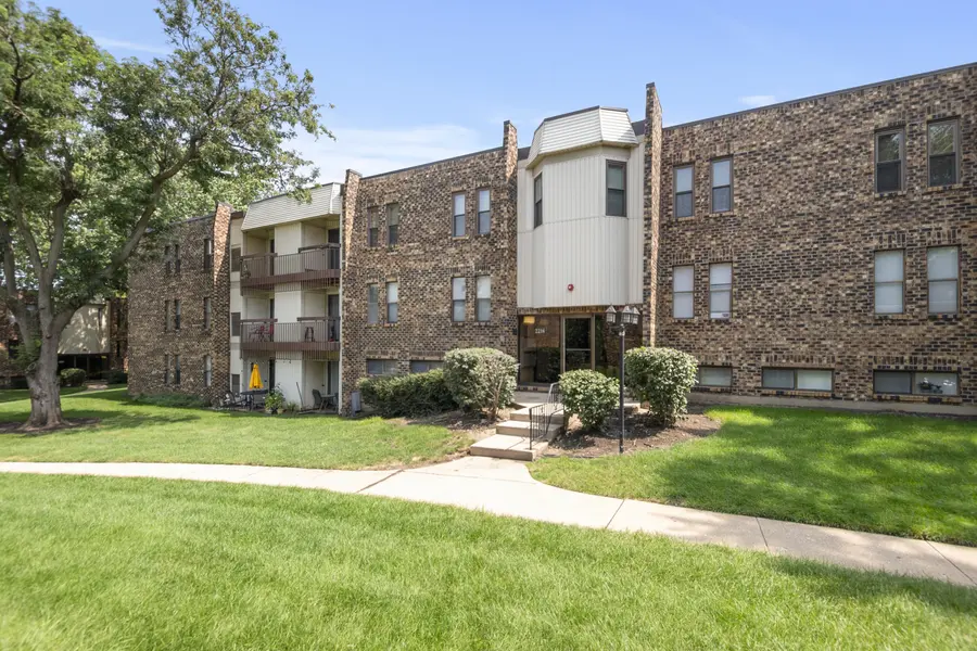 2210 Country Club DR #2, Woodridge, IL 60517