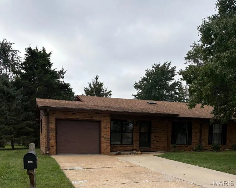 2418 College DR, Belleville, IL 62221