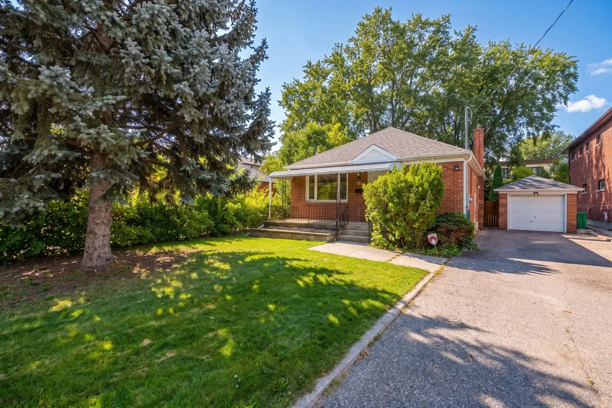 32 Pine AVE N, Mississauga, ON L5H 2P8
