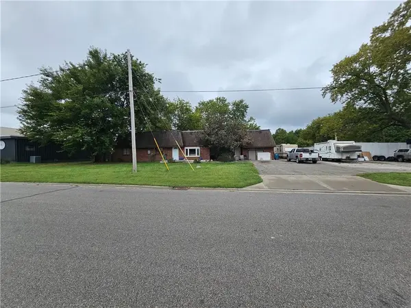 6108 Merriam LN, Merriam, KS 66203