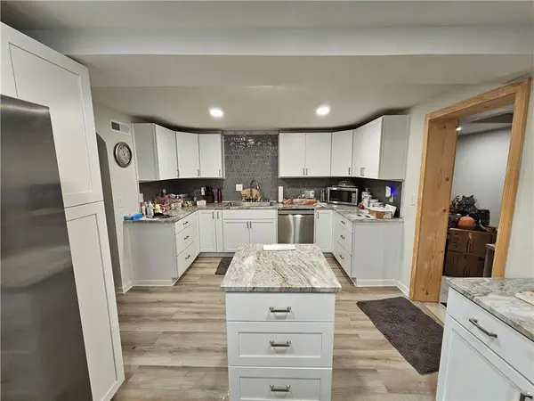 6108 Merriam LN, Merriam, KS 66203