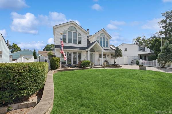 63 Stone LN, Levittown, NY 11756