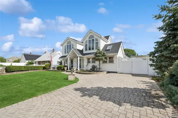 63 Stone LN, Levittown, NY 11756