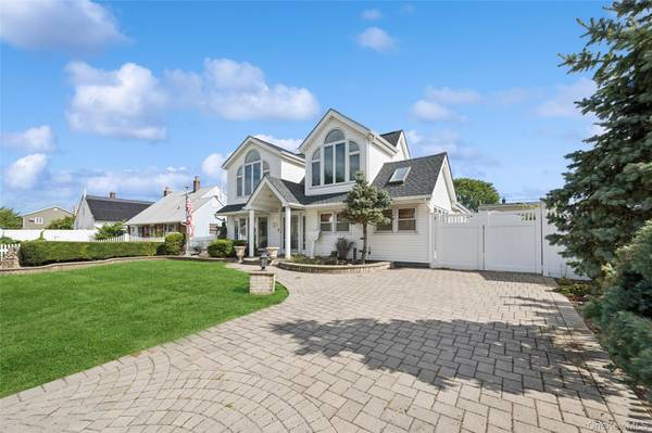 63 Stone LN, Levittown, NY 11756
