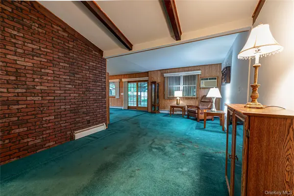 15 Longhorn LN, East Setauket, NY 11733