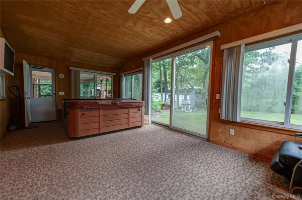 15 Longhorn LN, East Setauket, NY 11733