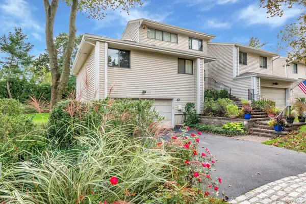 60 Chestnut LN, Woodbury, NY 11797