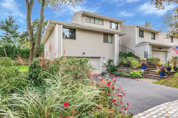 60 Chestnut LN, Woodbury, NY 11797