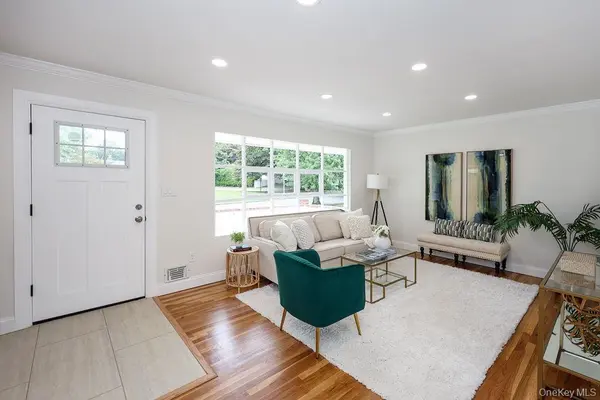 21 Dewey RD, Commack, NY 11725