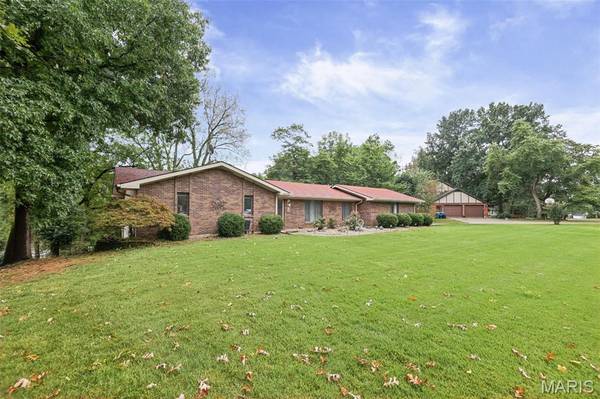 116 Lotus DR, Edwardsville, IL 62025