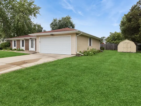154 Stonehurst DR, Elgin, IL 60120