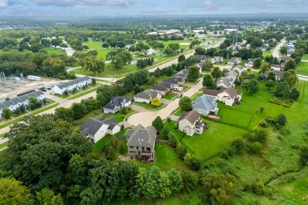 5090 Brittany CT, Bettendorf, IA 52722