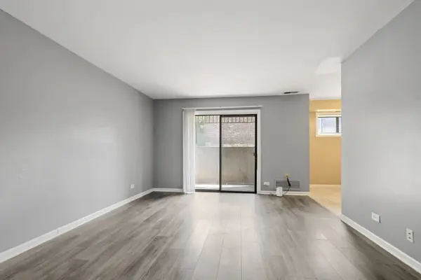 2210 Country Club DR #2, Woodridge, IL 60517