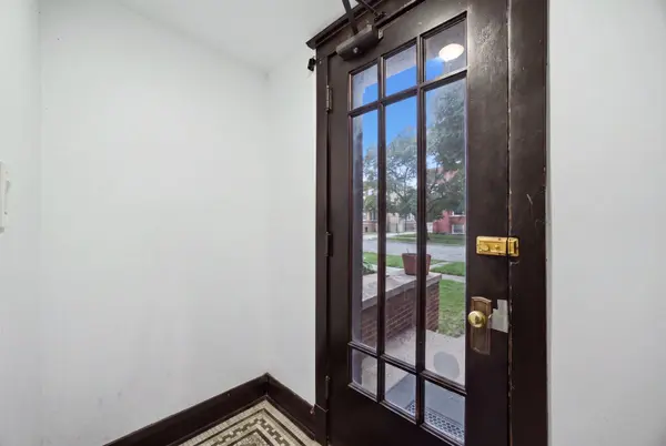 4836 W Barry AVE, Chicago, IL 60641