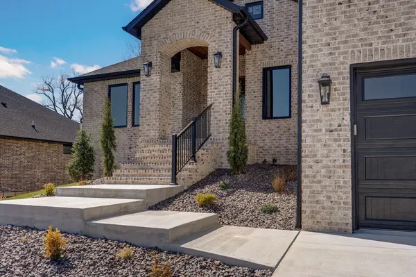 2023 N Silver Charm AVE, Springfield, MO 65802