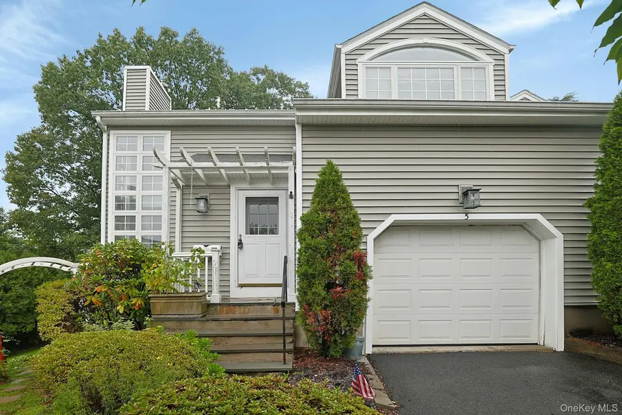 5 Pinewood DR, White Plains, NY 10603
