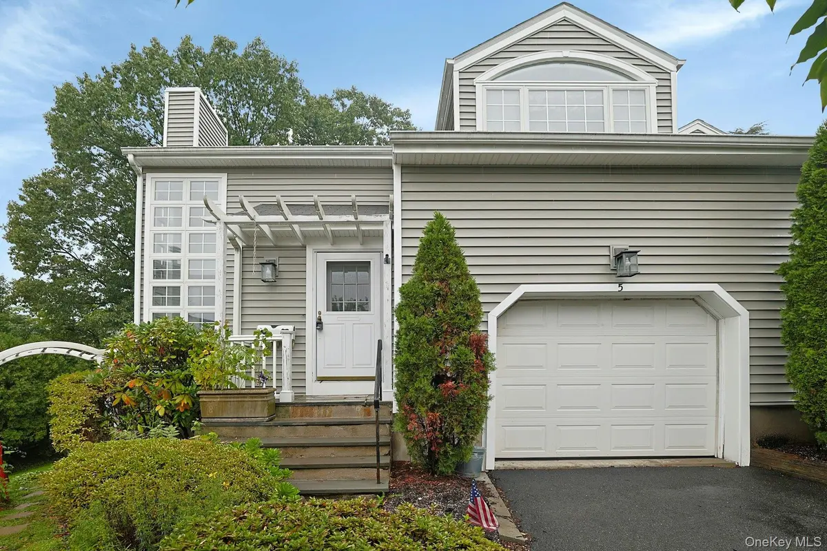5 Pinewood DR, White Plains, NY 10603