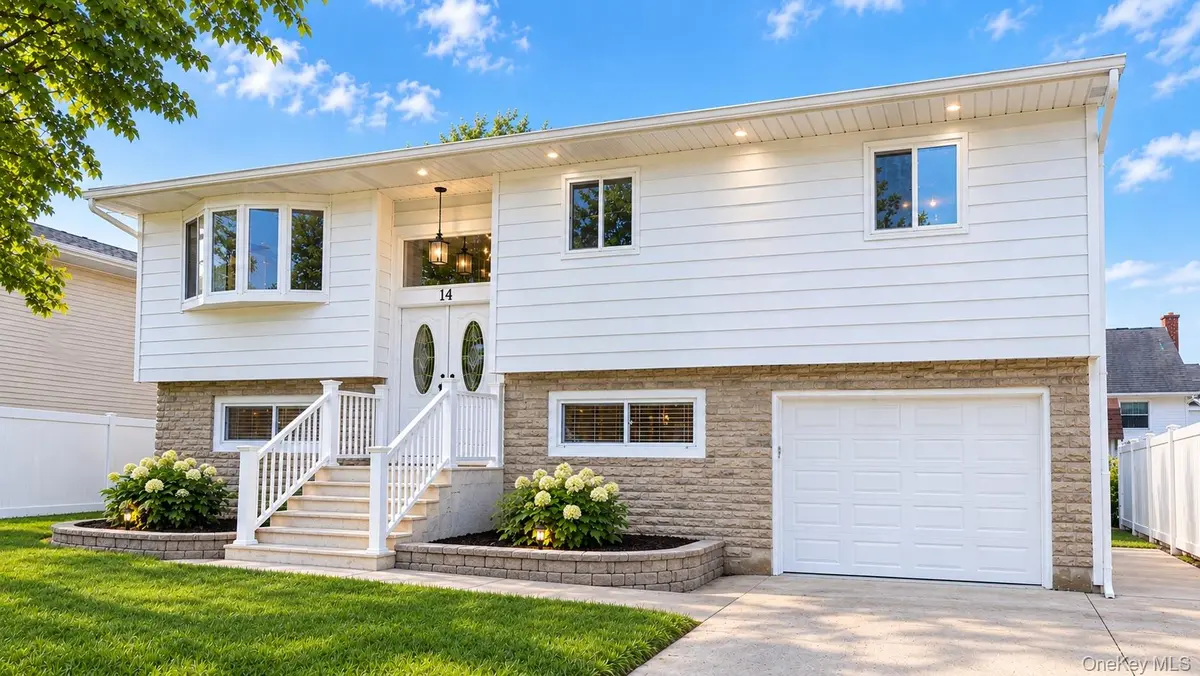 14 Garfield PL, Lindenhurst, NY 11757