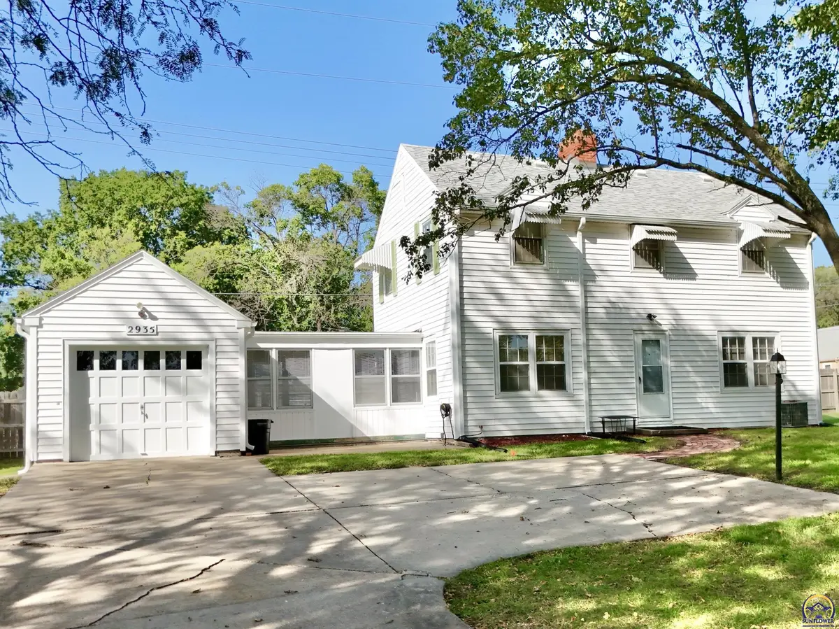 2935 SW 21st St, Topeka, KS 66604