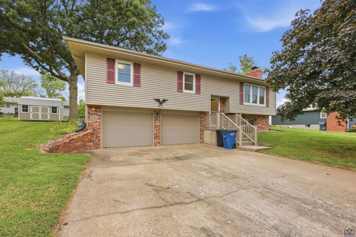 615 Sunset LN, Overbrook, KS 66524