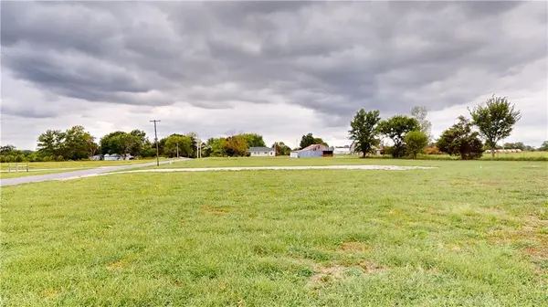 15665 E Quail RD, Nevada, MO 64772