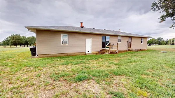 15665 E Quail RD, Nevada, MO 64772