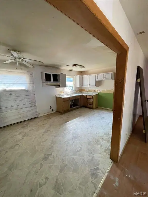 1206 N Glendale, Benton, IL 62812