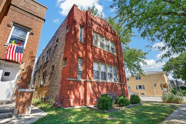 5200 W Byron ST, Chicago, IL 60641