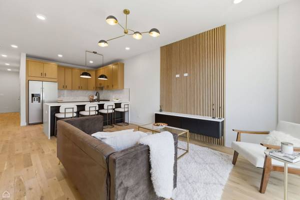 4132 S Calumet AVE #201, Chicago, IL 60653