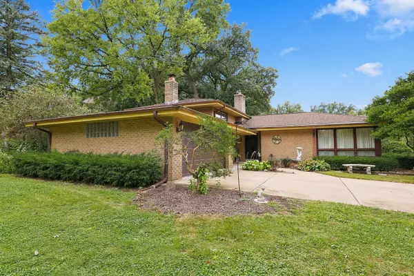 853 Edgewater DR, Naperville, IL 60540