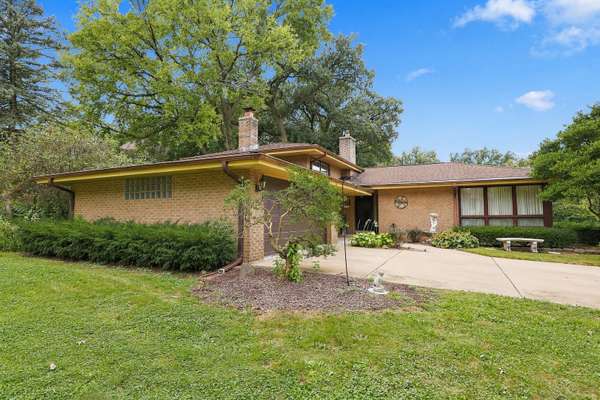 853 Edgewater DR, Naperville, IL 60540