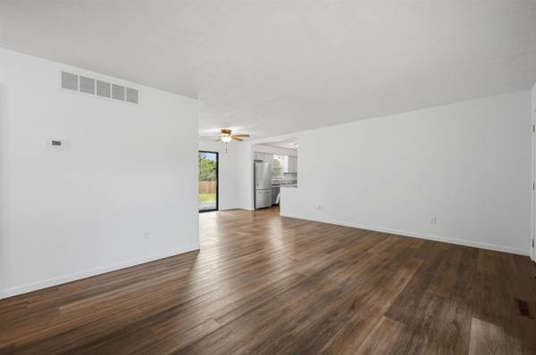 5601 E 39th St N, Bel Aire, KS 67220-1963