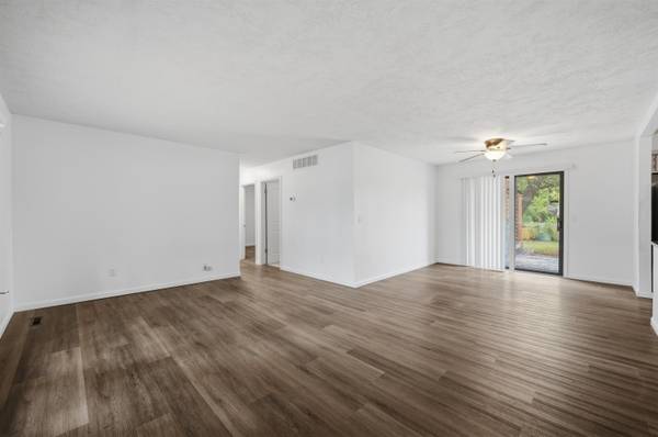 5601 E 39th St N, Bel Aire, KS 67220-1963