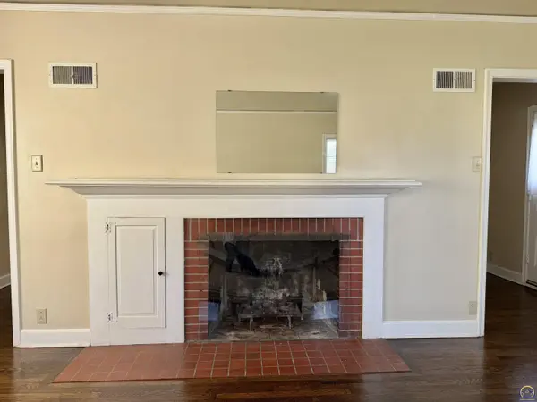 2935 SW 21st St, Topeka, KS 66604